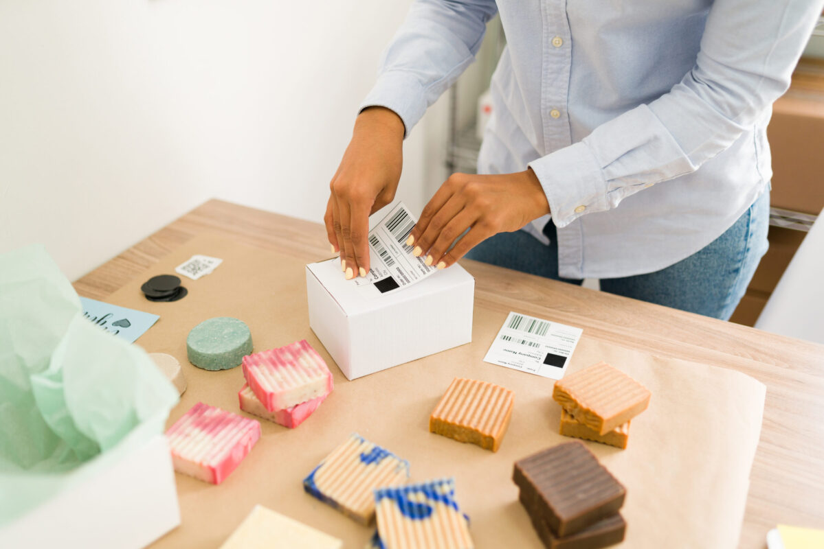 Imprimeur d’étiquettes en action, utilisant des technologies avancées pour produire des étiquettes de haute qualité.